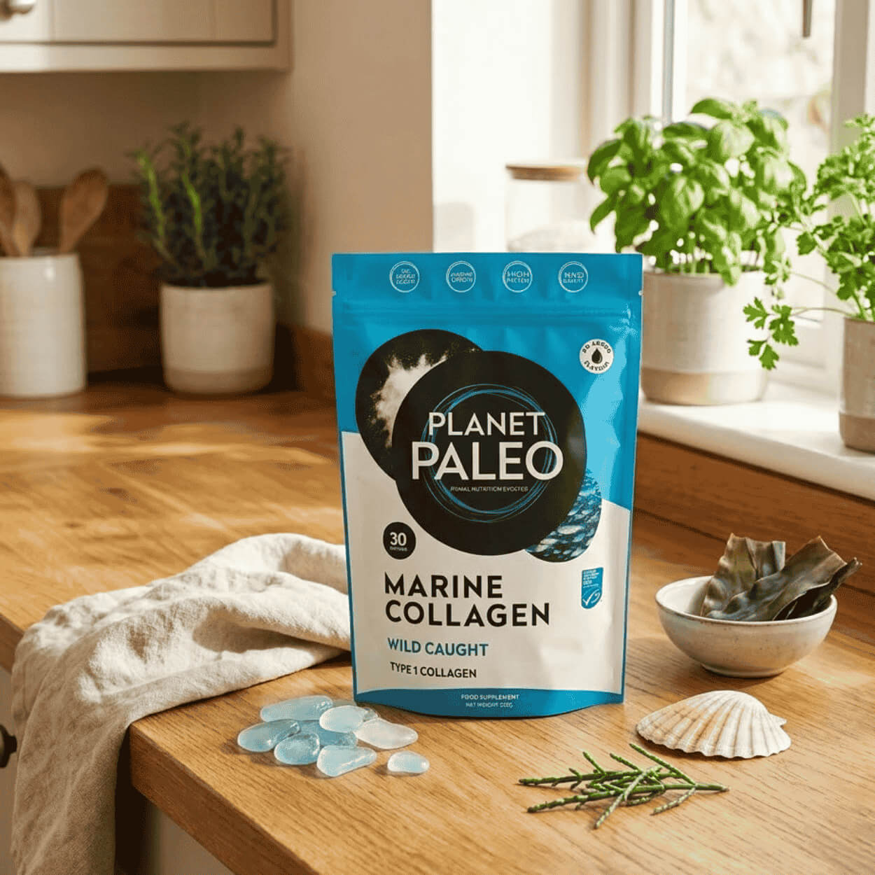 Balení mořského hydrolyzovaného kolagenu Planet Paleo vedle připraveného nápoje ve světlém kuchyňském prostředí.
